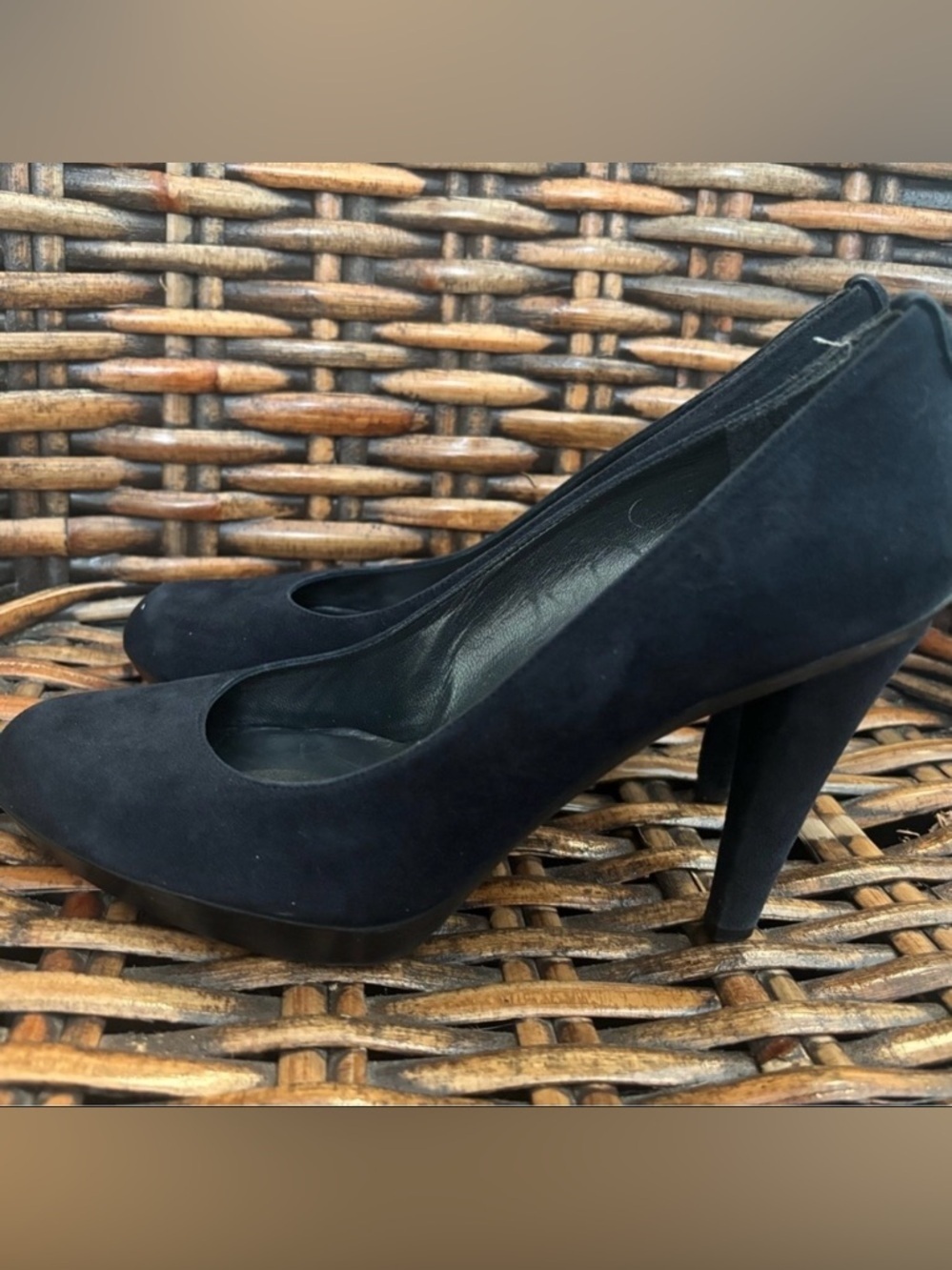 Stuart Weitzman navy suede  Women's Heels in size 7.5 Only worn a few times !